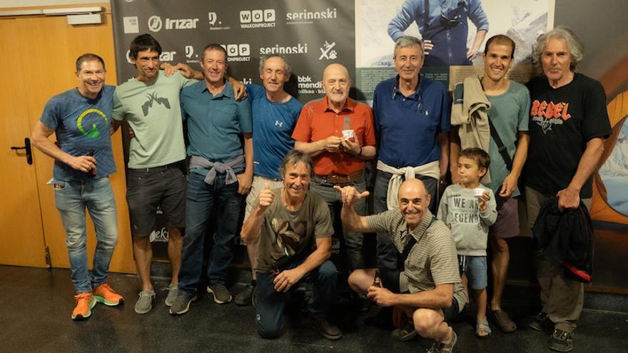Varios alpinistas y escaladores, con el organizador Andoni Ormazabal.