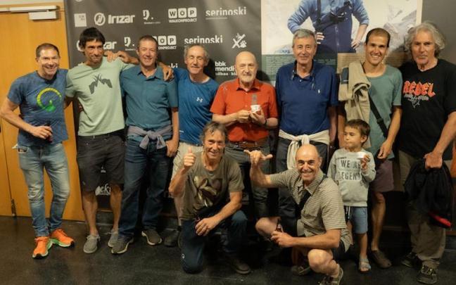 Varios alpinistas y escaladores, con el organizador Andoni Ormazabal.