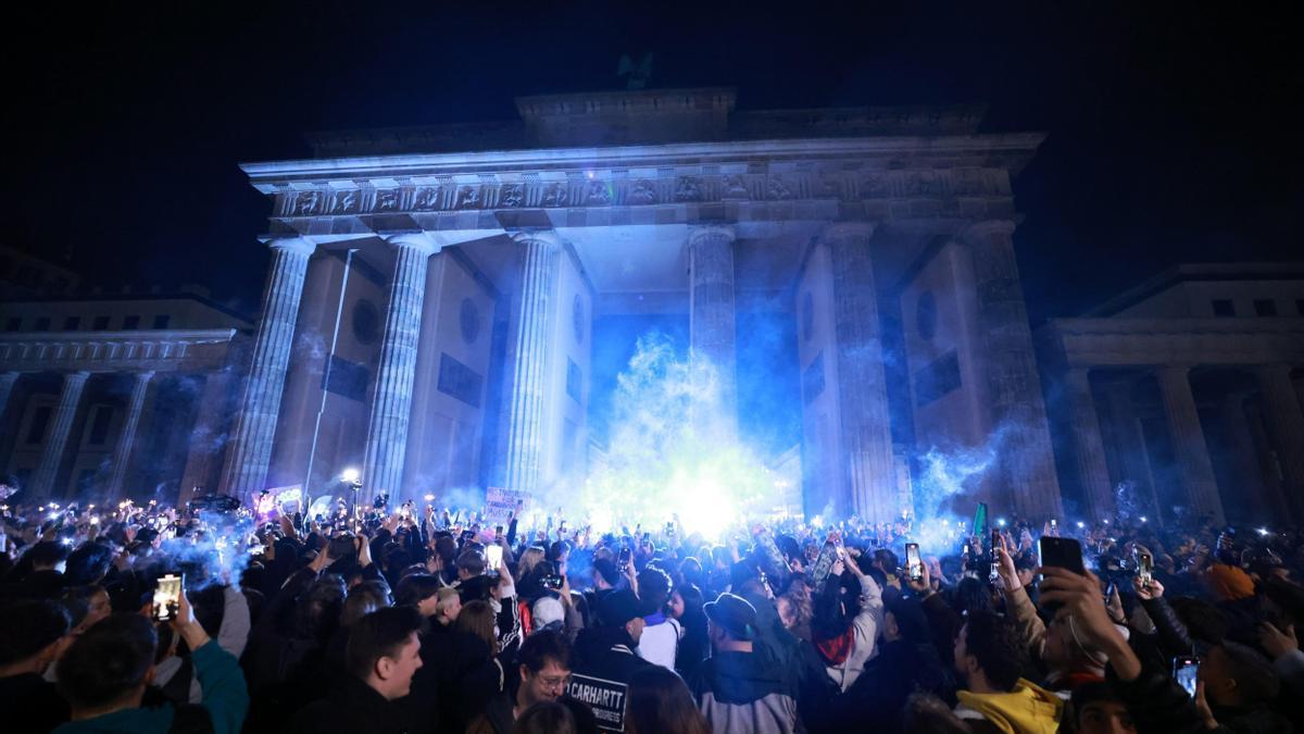 Miles de personas se han reunido esta pasada noche en la Puerta de Brandenburgo para participar en una 'fumada colectiva' para celebrar la legalización de la marihuana.