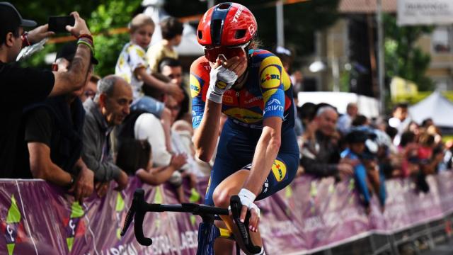Isabella Holmgren, emocionada tras su victoria en solitario. / Lidl-Trek Isabella Holmgren, emocionada tras su victoria en solitario.