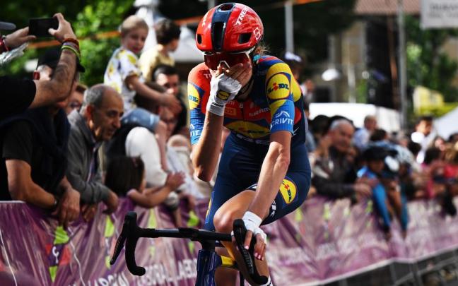Isabella Holmgren, emocionada tras su victoria en solitario.