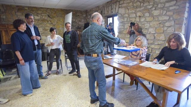 Un vecino de Igeldo participando ayer en la consulta en Igeldo / PEDRO MARTÍNEZ