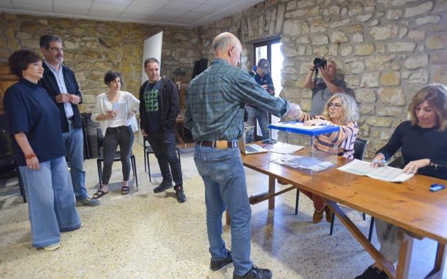 Un vecino de Igeldo participando ayer en la consulta en Igeldo / PEDRO MARTÍNEZ Un vecino de Igeldo participando ayer en la consulta en Igeldo / PEDRO MARTÍNEZ
