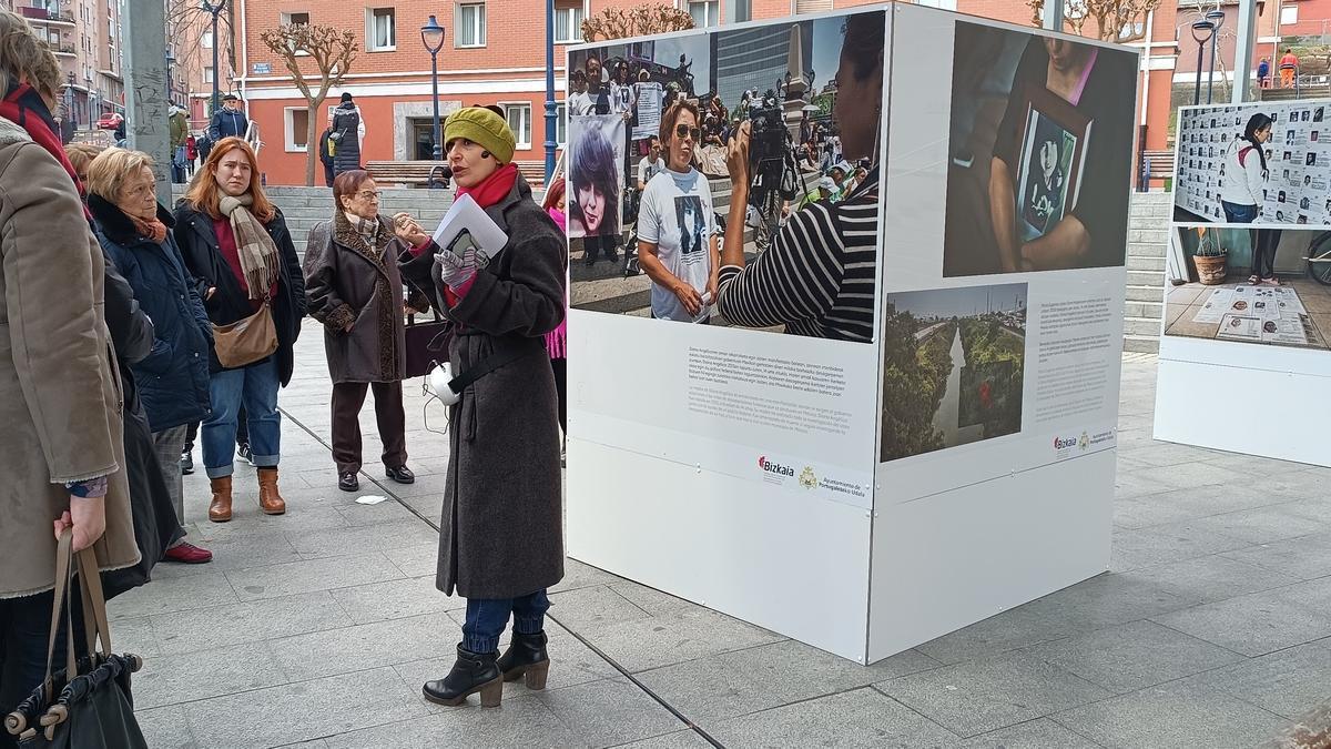 Nuria López Torres explicó su exposición en la misma plaza 8 de marzo de Portugalete.