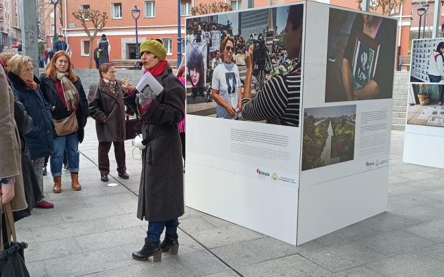 Nuria López Torres explicó su exposición en la misma plaza 8 de marzo de Portugalete. Nuria López Torres explicó su exposición en la misma plaza 8 de marzo de Portugalete.