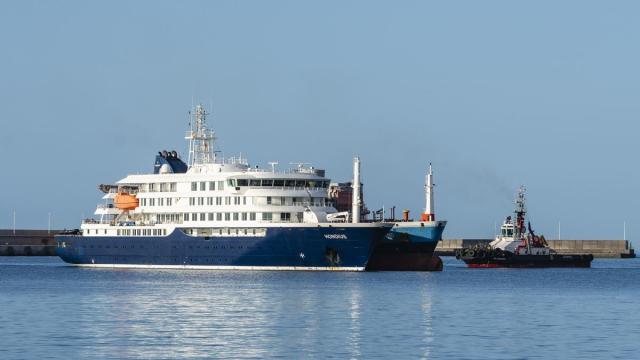 El crucero 'MV Hondius' fondea en el puerto de Granadilla