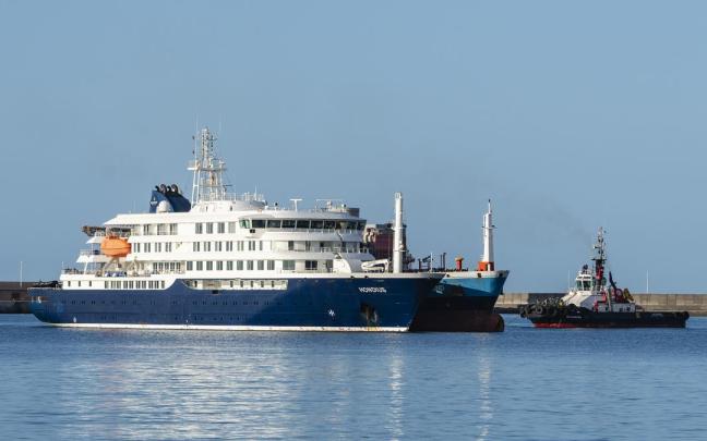 El crucero 'MV Hondius' fondea en el puerto de Granadilla