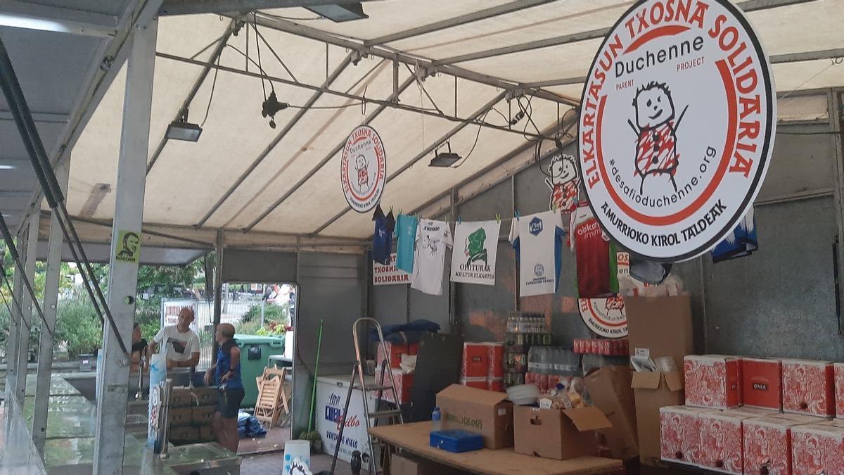 La txosna solidaria de las asociaciones deportivas de Amurrio en la edición festiva de 2023 en la plaza Juan Urrutia