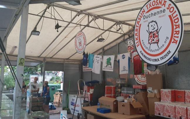La txosna solidaria de las asociaciones deportivas de Amurrio en la edición festiva de 2023 en la plaza Juan Urrutia / Araceli Oiarzabal La txosna solidaria de las asociaciones deportivas de Amurrio en la edición festiva de 2023 en la plaza Juan Urrutia