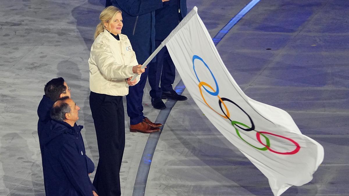 Kirsty Coventry, presidente del Comité Olímpico Internacional, ondea la bandera de los Juegos Olímpicos.