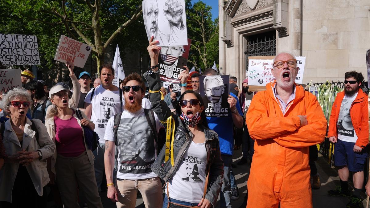 Defensores de Julian Assange, a las puertas del Tribunal londinense.