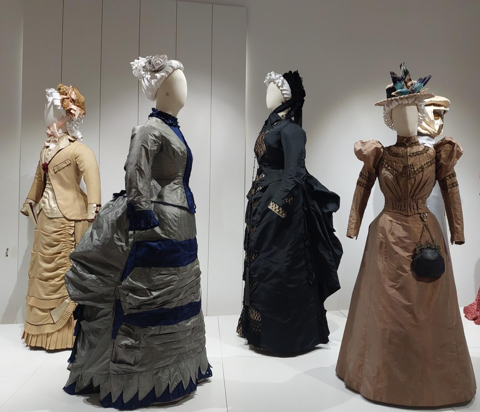 Varios de los trajes originales de la nueva exposición.