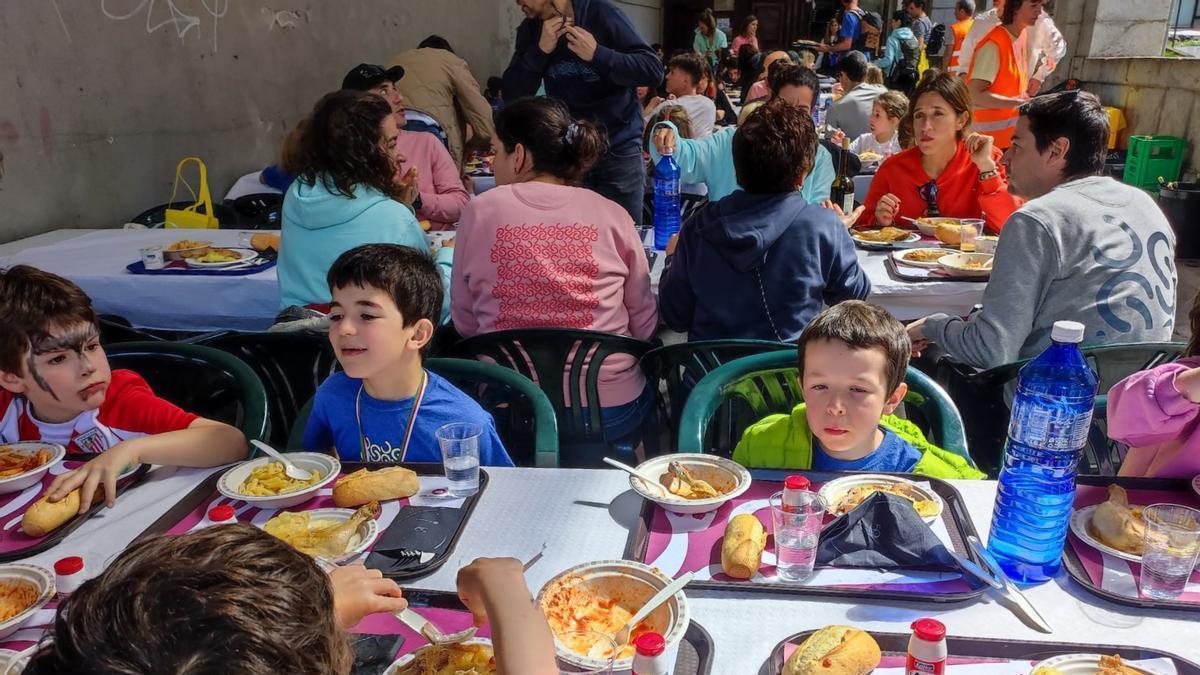250 niños y adultos participaron en la comida que tuvo lugar en el pórtico de la parroquia de San Bartolomé como cierre al Cross José Gurrutxaga