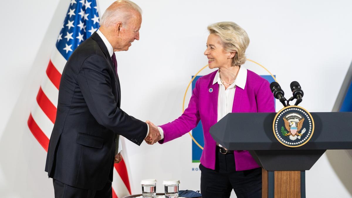 La presidenta de la Comisión Europea, Ursula von der Leyen, y el presidente estadounidense, Joe Biden