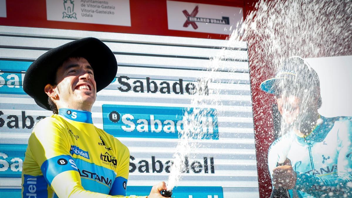 Ion Izagirre celebra un triunfo en Itzulia