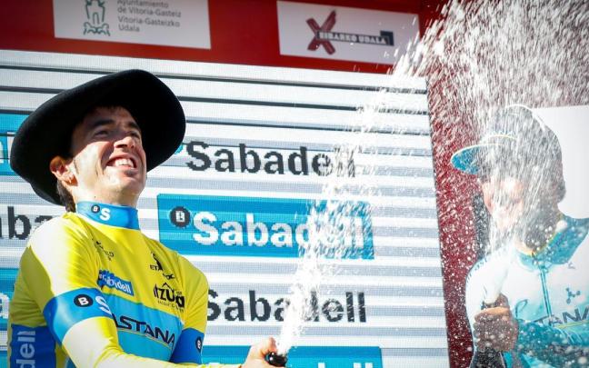 Ion Izagirre celebra un triunfo en Itzulia