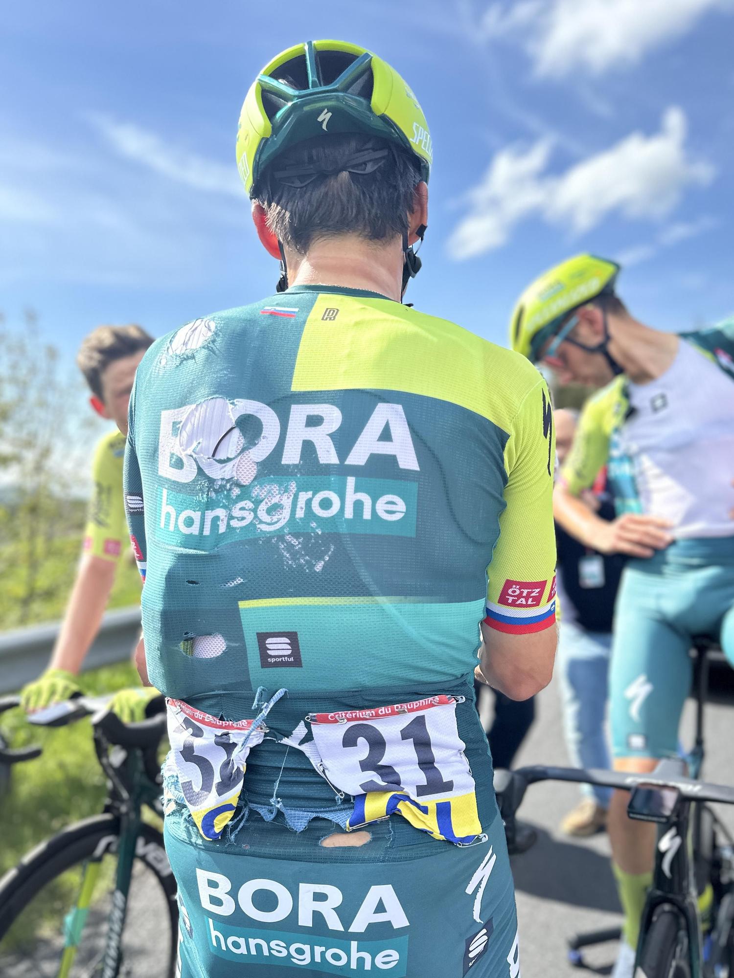 El maillot y el culote agujereado de Roglic tras la caída.