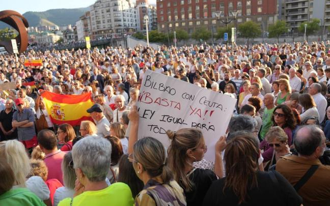 Imagen de la movilización celebrada frente al Ayuntamiento de Bilbao en favor de Ceuta.