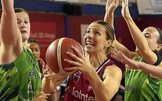 Sandra Ygueravide trata de colarse para anotar entre la defensa del Araski. Sandra Ygueravide trata de colarse para anotar entre la defensa del Araski.