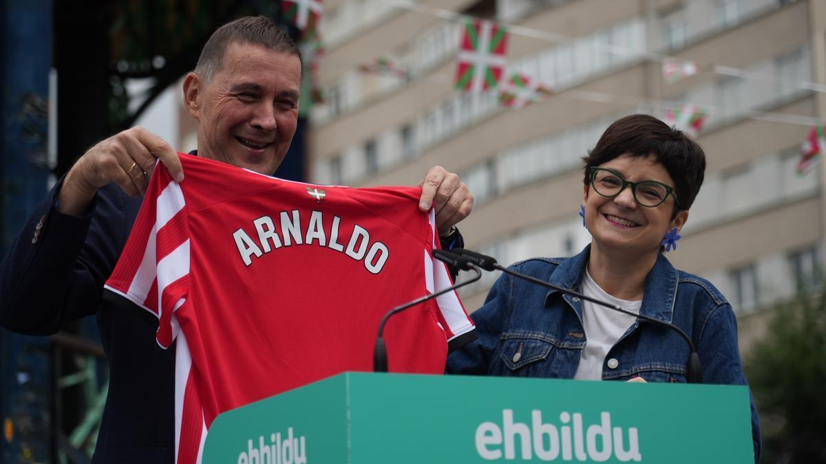 Arnaldo Otegi y María del Río
