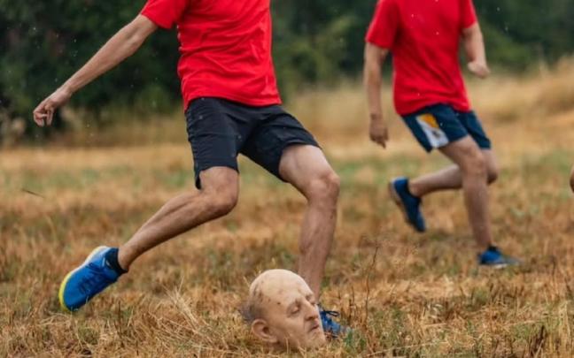 Un jugador, dispuesto a golpear la cabeza de Franco. / Instagram (@exxabrupto) Un jugador, dispuesto a golpear la cabeza de Franco.
