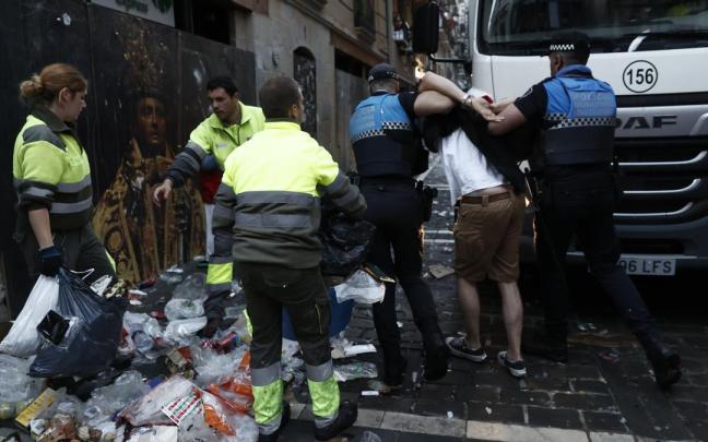 La policía municipal detiene a un hombre antes del primer encierro.