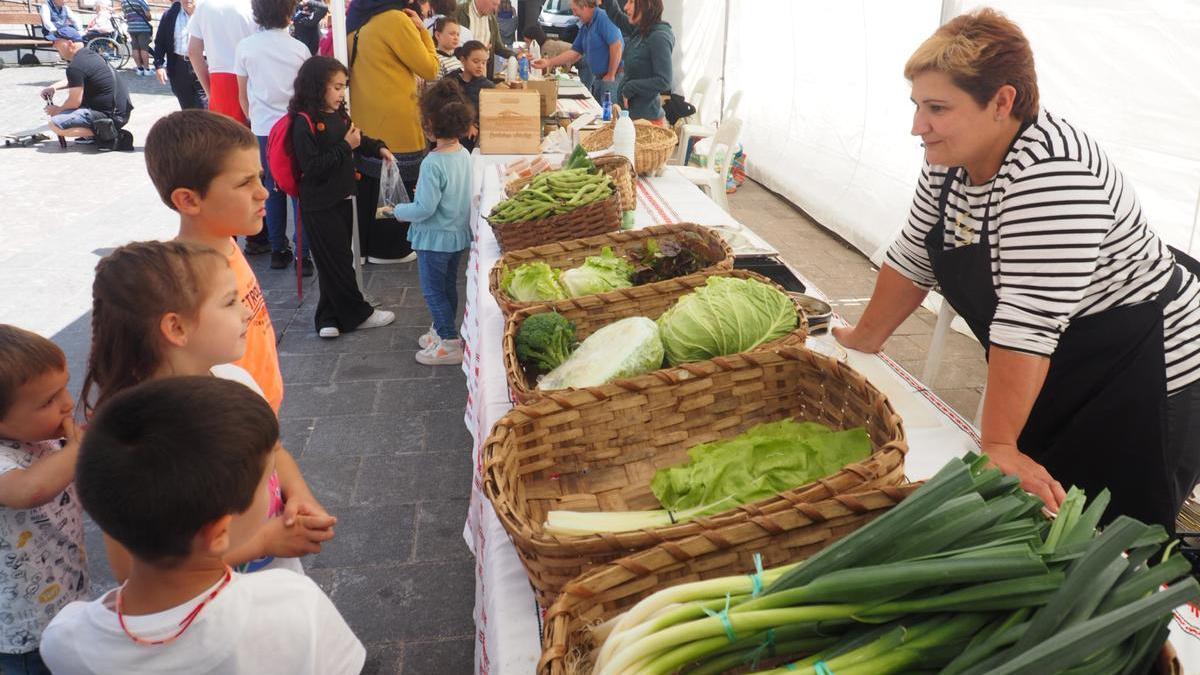 Los baserritarras instalarán sus puestos en Aita Agirre en las jornadas que coincidan con la feria del último sábado del mes.