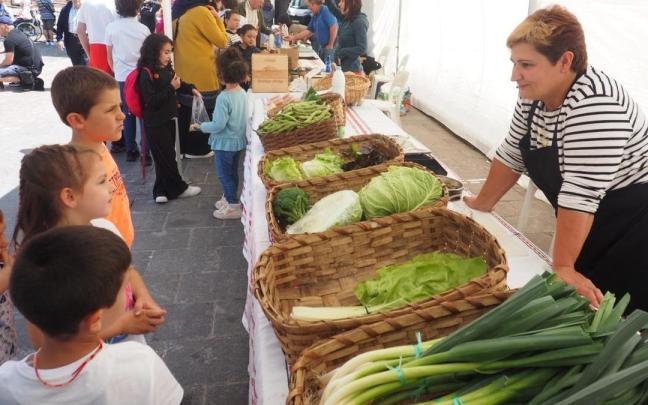 Los baserritarras instalarán sus puestos en Aita Agirre en las jornadas que coincidan con la feria del último sábado del mes.