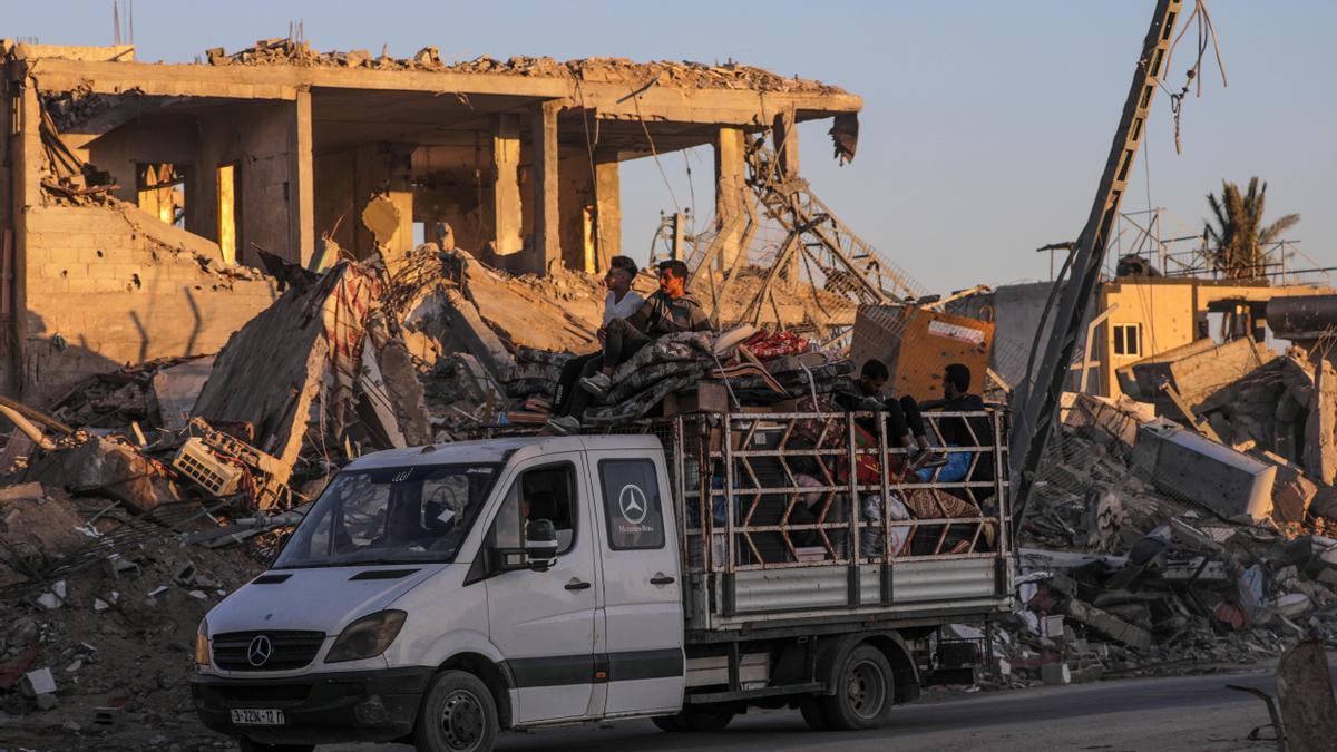 Palestinos abandonan Rafah ante la intervención de Israel.