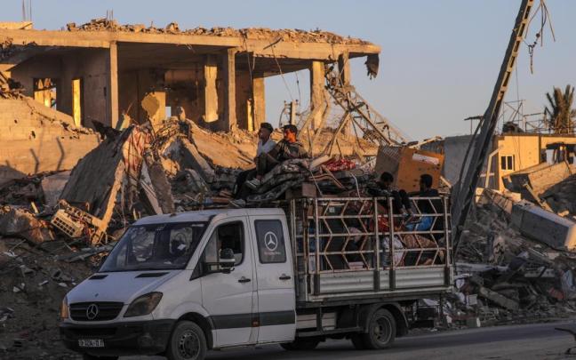 Palestinos abandonan Rafah ante la intervención de Israel.