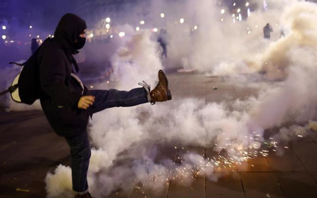 Medio centenar de detenidos en Paris en las protestas contra la reforma de las pensiones de Macron Medio centenar de detenidos en Paris en las protestas contra la reforma de las pensiones de Macron