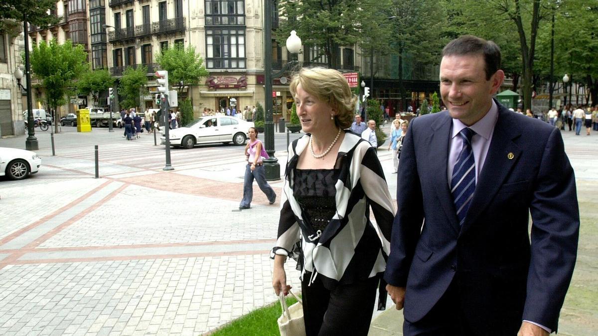 Juan José Ibarretxe junto a Begoña Arregi.