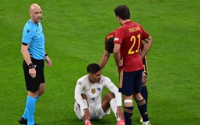 Anthony Taylor, con Mikel Oyarzabal, en la final de la Copa Confederaciones de 2021. / N.G.