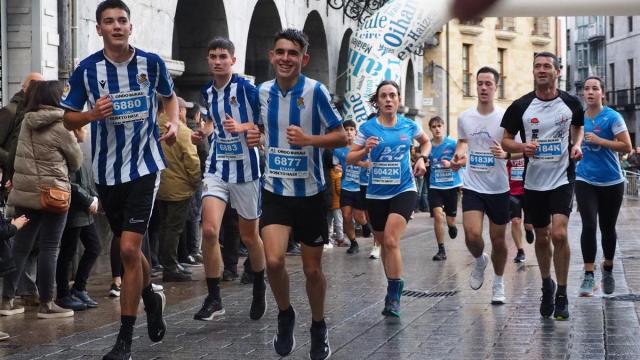 El buen humor es clave para encarar citas como la San Silvestre de Azpeitia, más allá de la puesta a punto del corredor