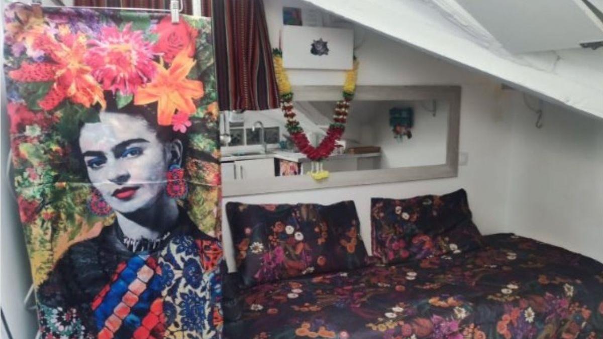 Vista de la vivienda con la imagen de Frida Kahlo