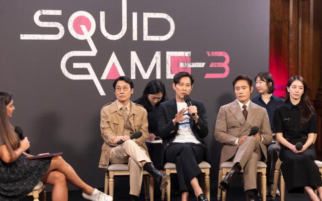 De izquierda a derecha: Hwang Dong-hyuk, Lee Jeong-jae, Lee Byung-hun y Park Gyu-young durante la rueda de prensa. / EFE De izquierda a derecha: Hwang Dong-hyuk, Lee Jeong-jae, Lee Byung-hun y Park Gyu-young durante la rueda de prensa.