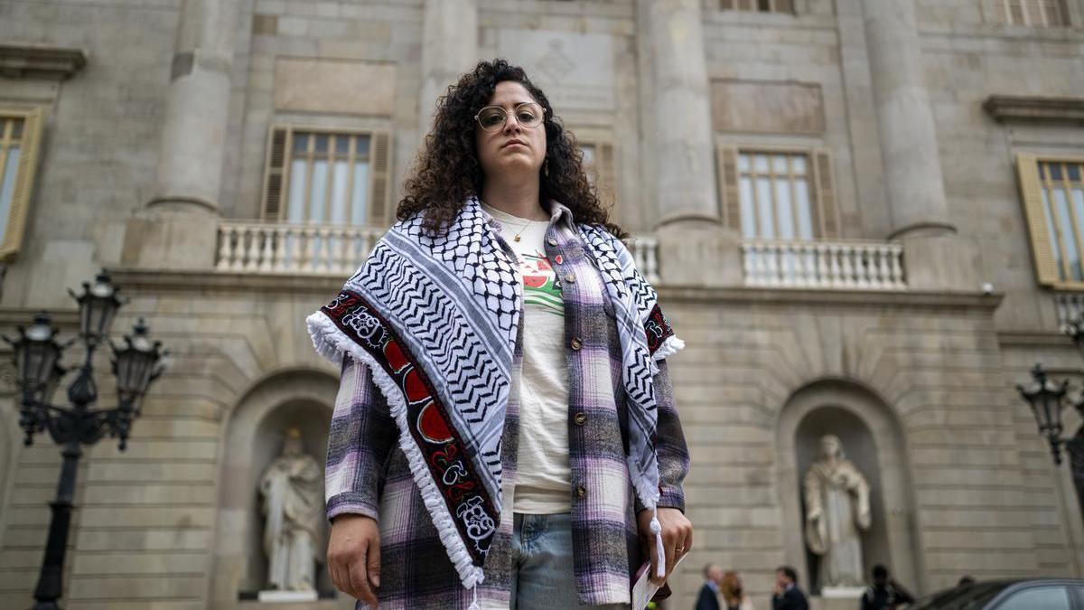 Sally Issa, la mujer del activista detenido, posa en la plaza Sant Jaume, en Barcelona.