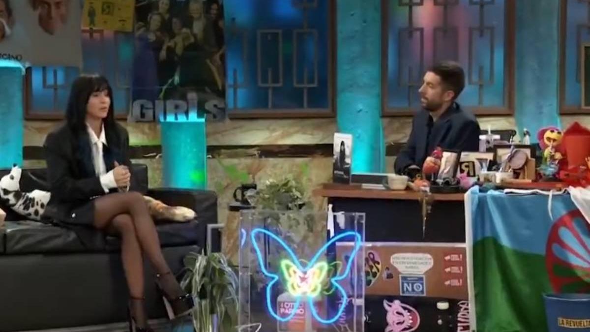 Aitana conversa con David Broncano durante su entrevista en 'La Revuelta'.