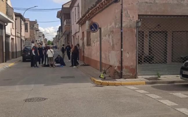 Vecinos atienden al menor atropellado. Vecinos atienden al menor atropellado.