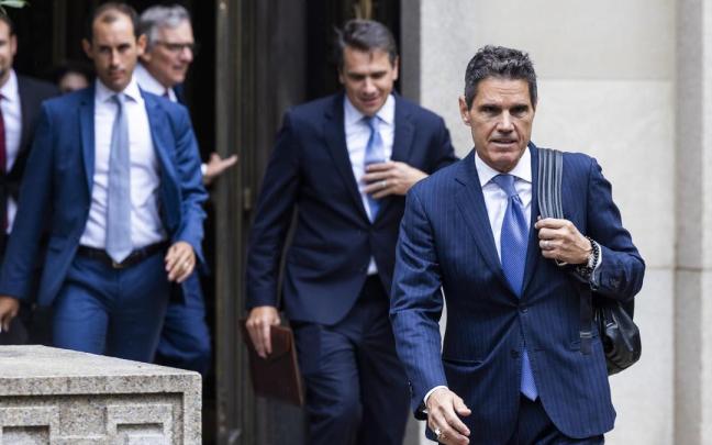 Los abogados de Trump abandonan el juzgado tras la audiencia en Washington.