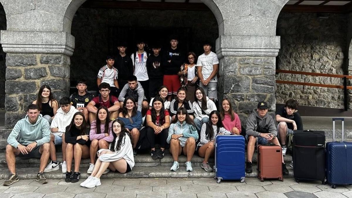 Los participantes en el proyecto Elkartruke fueron recibidos por la alcaldesa antes de emprender el viaje