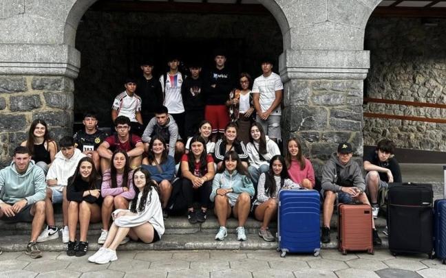 Los participantes en el proyecto Elkartruke fueron recibidos por la alcaldesa antes de emprender el viaje / Ayuntamiento de Lemoa Los participantes en el proyecto Elkartruke fueron recibidos por la alcaldesa antes de emprender el viaje