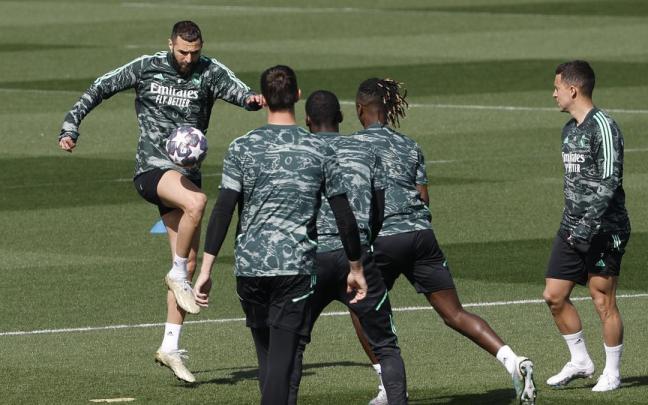 Benzema, ya recuperado, en el entrenamiento del martes. Benzema, ya recuperado, en el entrenamiento del martes.