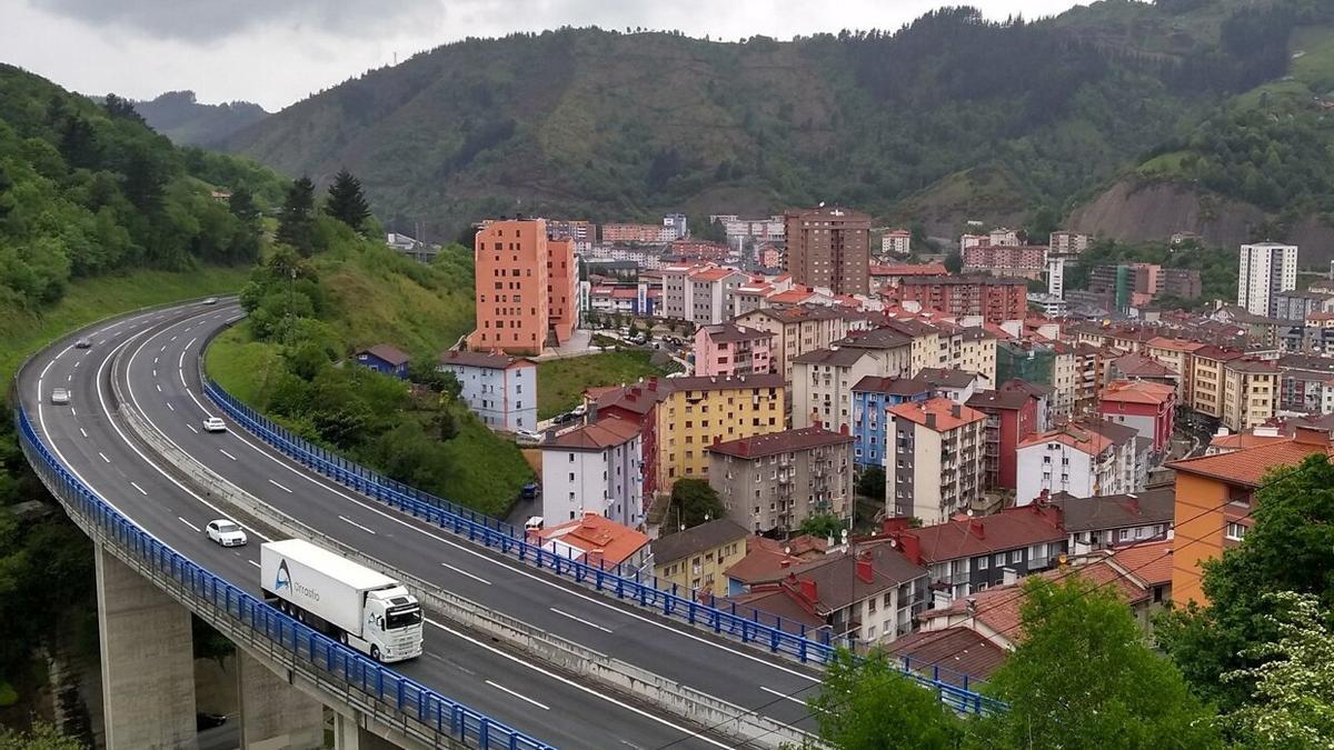 Vista general de la AP-8 a su paso por Eibar