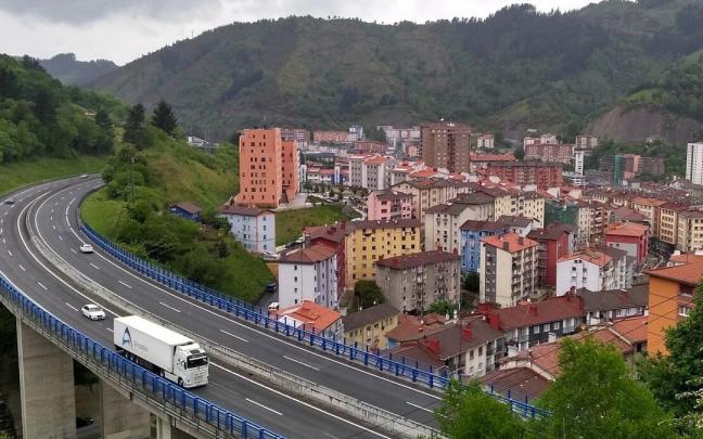 Vista general de la AP-8 a su paso por Eibar