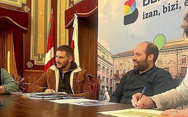 Nagore Iñurrategi, Ekaitz Aranberri, el alcalde y Ainhoa Lete hacen balance de la legislatura. | FOTO: B.U. Nagore Iñurrategi, Ekaitz Aranberri, el alcalde y Ainhoa Lete hacen balance de la legislatura. | FOTO: B.U.
