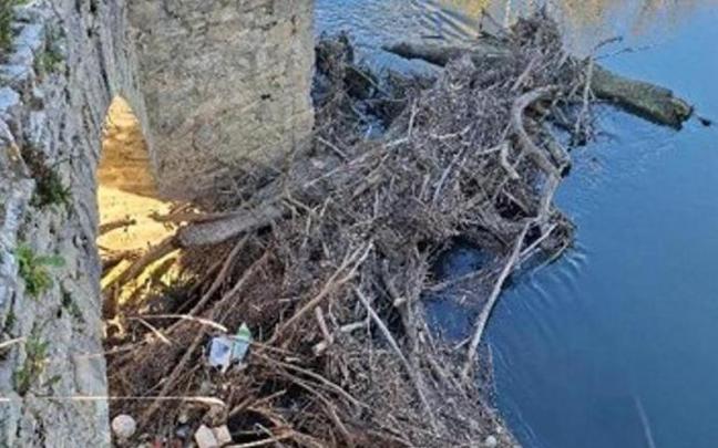 Estado del puente sobre el río Zadorra en Trespuentes