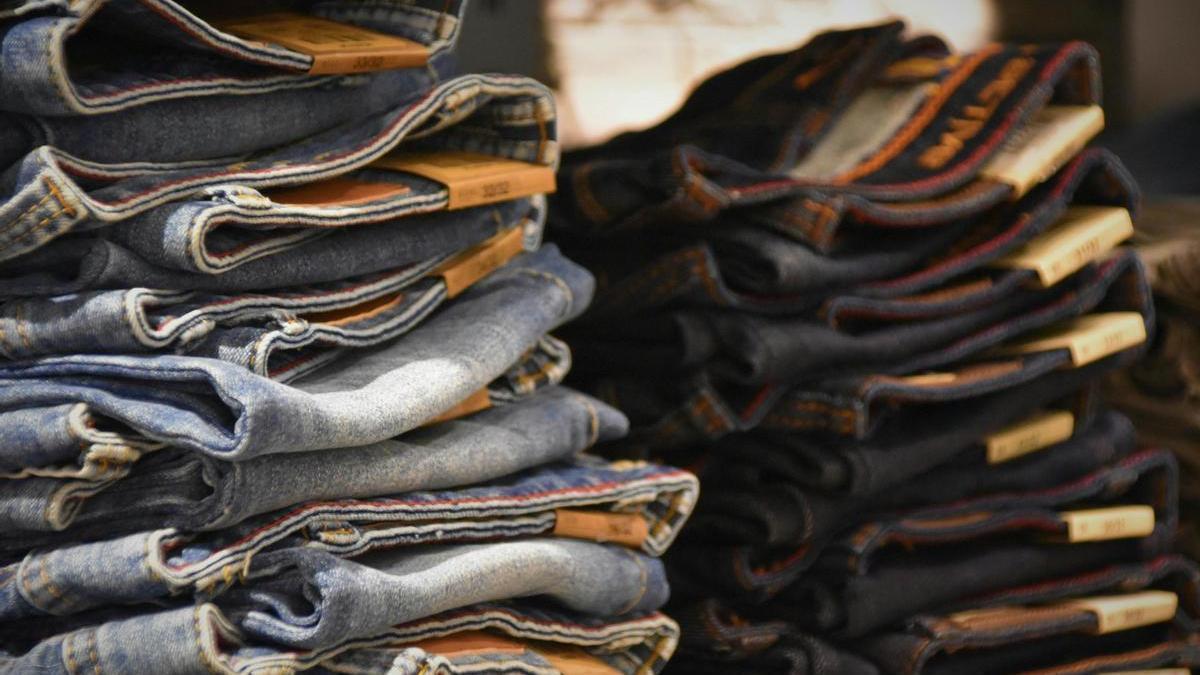 Varios conjuntos de pantalones en una tienda de ropa
