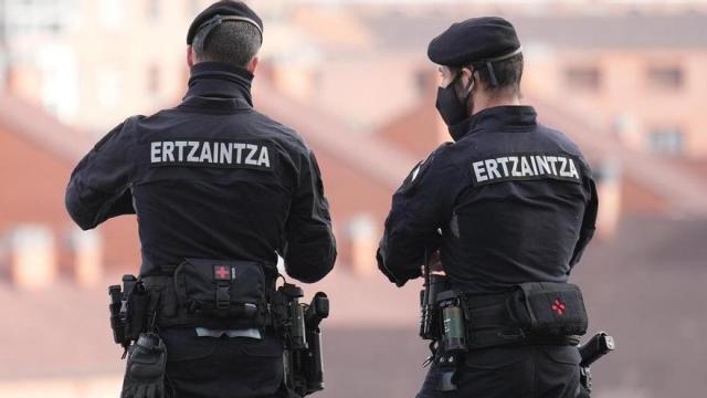 Dos agentes de la Ertzaintza.