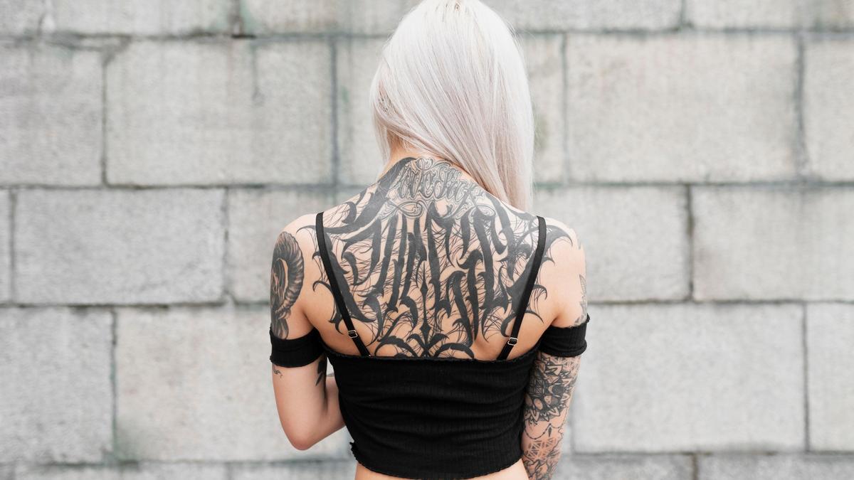 Mujer con tatuajes en la espalda.